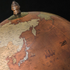Explorez le monde avec précision : le globe bar Petra Zoffoli et sa carte politique extrêmement détaillée.