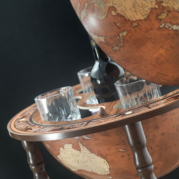Offrez à votre espace une pièce de conversation unique : le globe bar Petra Zoffoli, un meuble aussi beau que pratique.