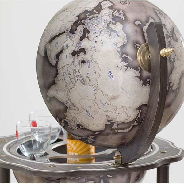 Incorporez une touche de modernité intemporelle à votre habitat grâce au globe Lapis Zoffoli.