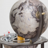 Incorporez une touche de modernité intemporelle à votre habitat grâce au globe Lapis Zoffoli.