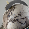 Avec sa carte moderne et ses finitions raffinées, le globe Lapis Zoffoli apporte une note d'originalité et d'élégance.