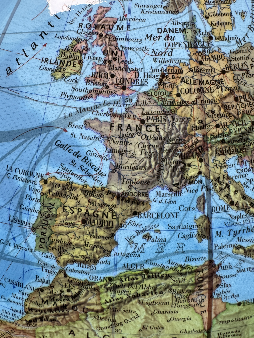 Détail de l’Europe sur le globe Columbus Duo Ø34 cm allumé avec reliefs et nuances des océans
