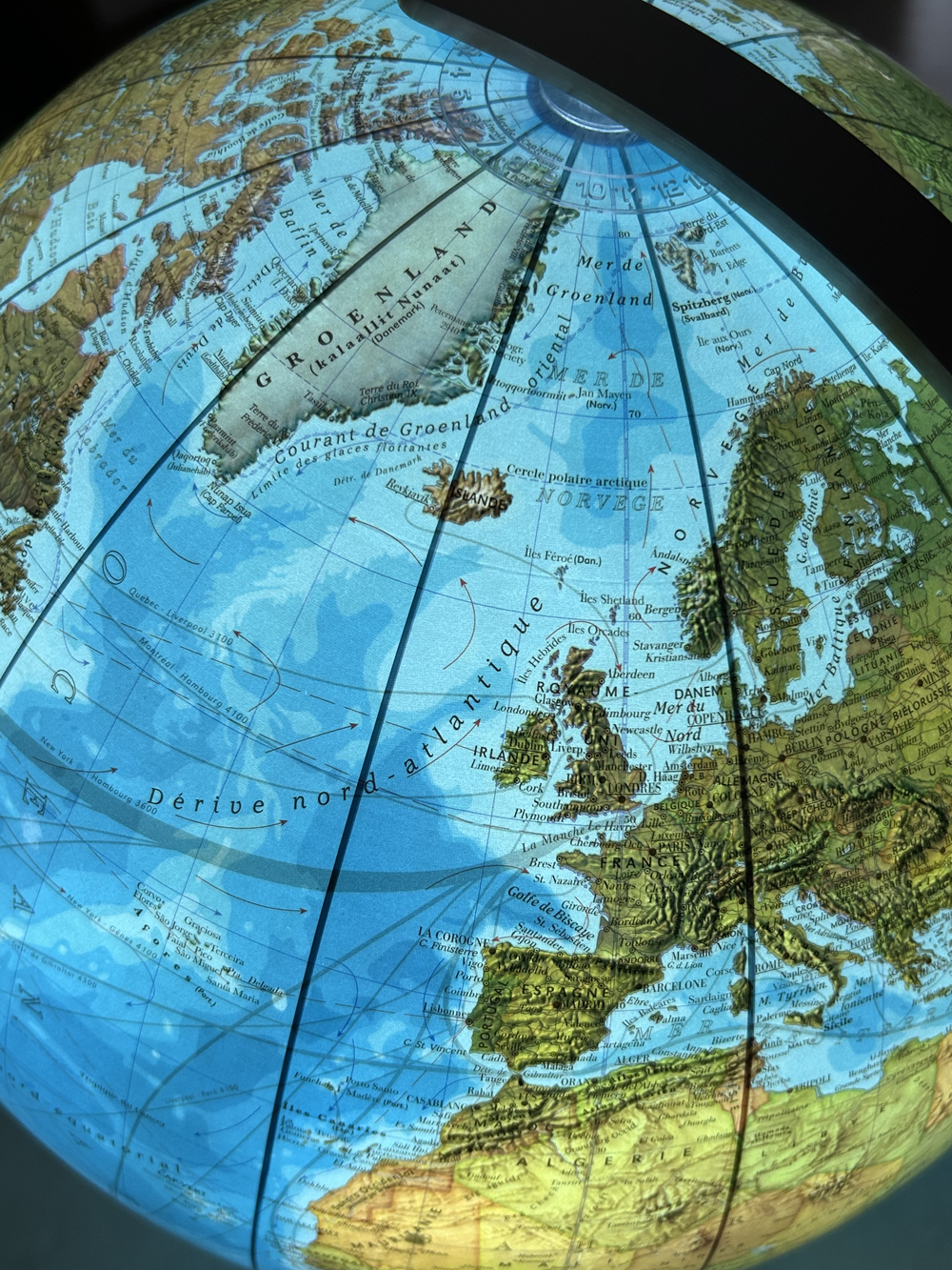 Globe terrestre lumineux Columbus Duo Ø34 cm allumé dans une pièce sombre