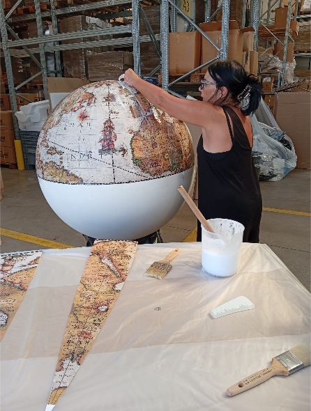 Application manuelle des fuseaux cartographiques sur un globe Zoffoli Colosso 100 cm